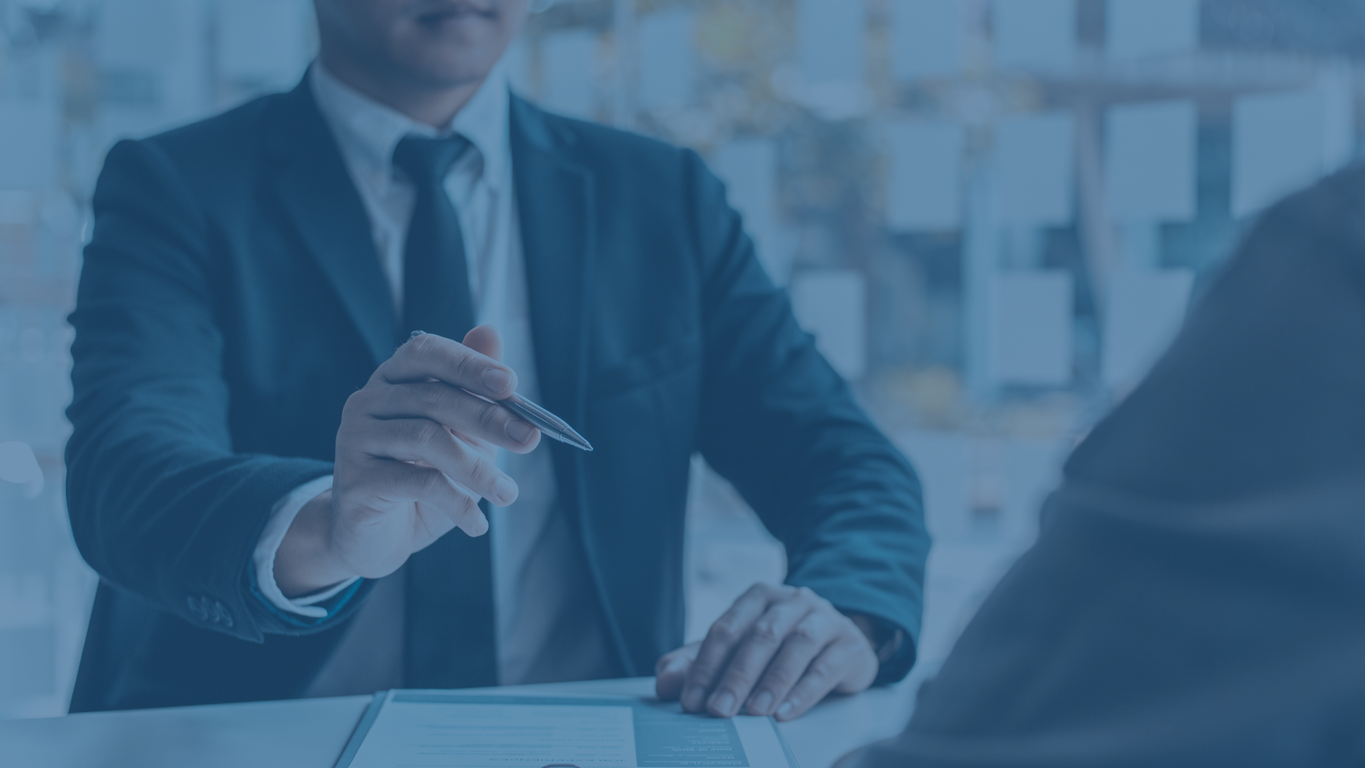 Desarrollador inmobiliario revisando contrato de preventa con asesor legal – Treu Legal & Business