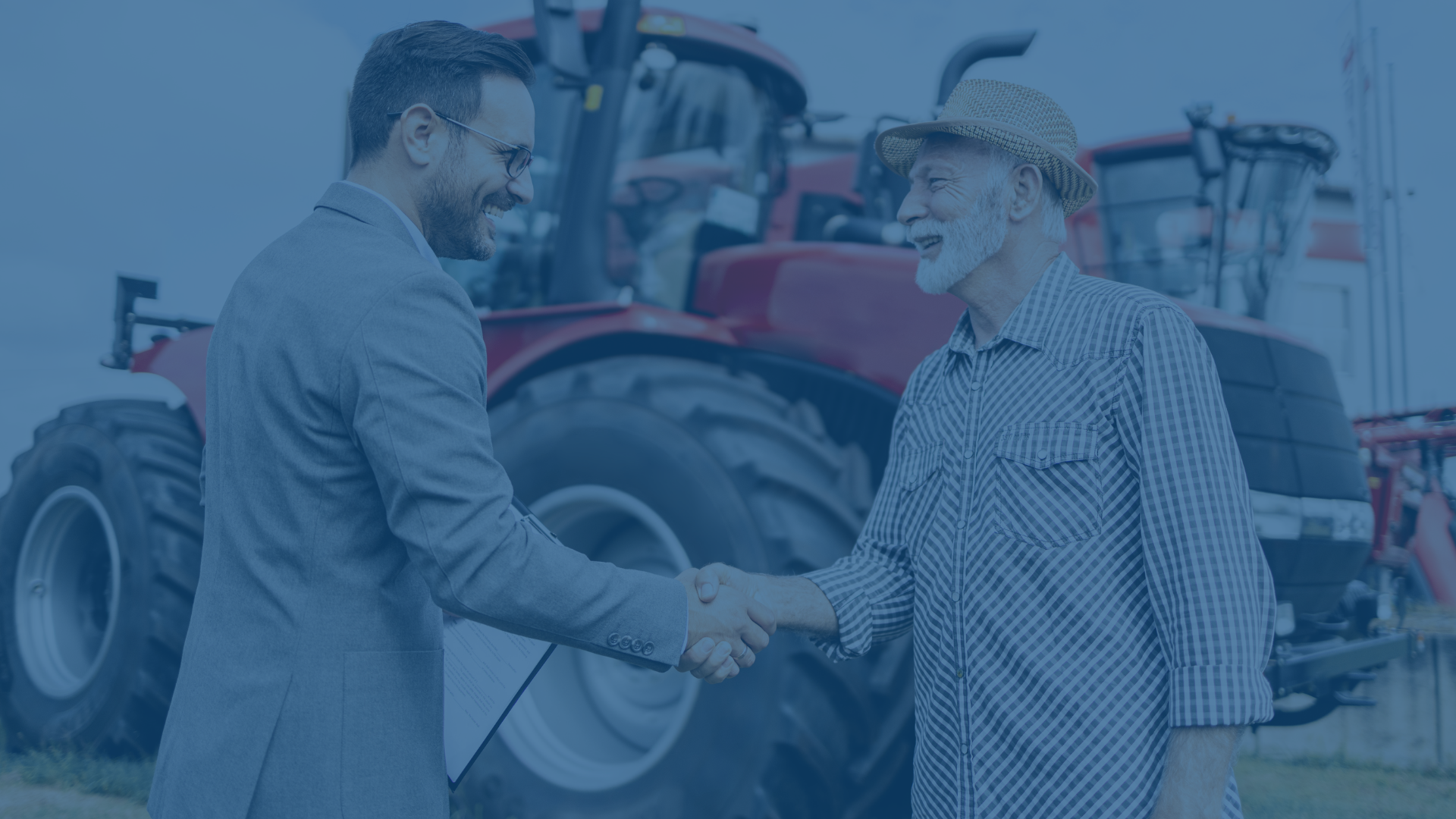Productor agrícola de Baja California revisando contrato de exportación con asesor jurídico – Treu Legal & Business